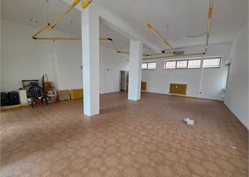 Negozio posizione semicentrale